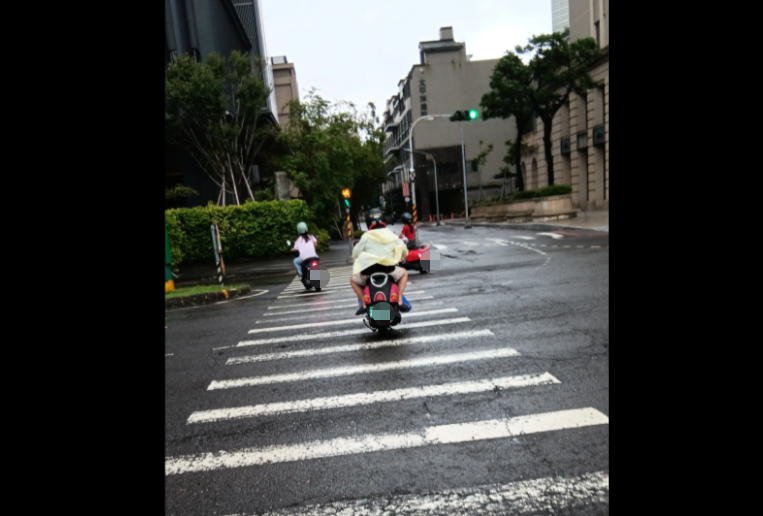網友稱高雄機車直接行駛斑馬線。   圖：翻攝自Threads