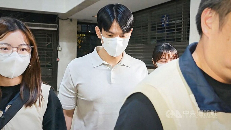 前經濟部綠能科技產業推動中心副執行長鄭亦麟（中）被控涉收受建商及綠能業者賄賂，台北地檢署26日依貪污治罪條例等罪聲請羈押禁見鄭男。中央社記者謝幸恩攝　114年8月26日   