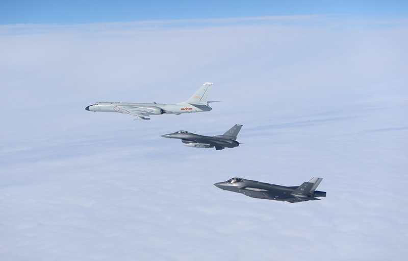 美軍F-16 戰鬥機（中）、F-35戰機 (下) 在阿拉斯加防空識別區攔截俄羅斯 Tu-95 戰略轟炸機（上）。   圖：擷取自「北美防空司令部（NORAD）」