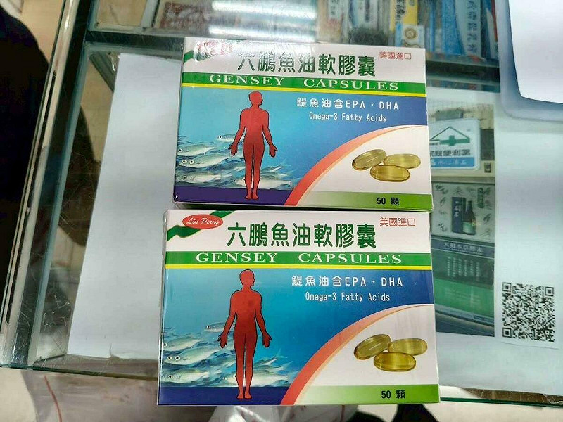 根據114年度市售食品塑化劑含量監測結果，「六鵬魚油軟膠囊」檢出塑化劑超標，衛生局已要求相關販售地點全面下架。   圖：台北市政府衛生局