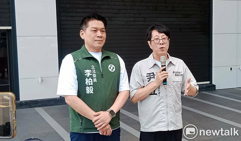 尹立(右)在李柏毅(左)陪同下召開記者會，發布「公民力量不死，尹立奮起再戰」參選宣言。   圖：孫家銘攝