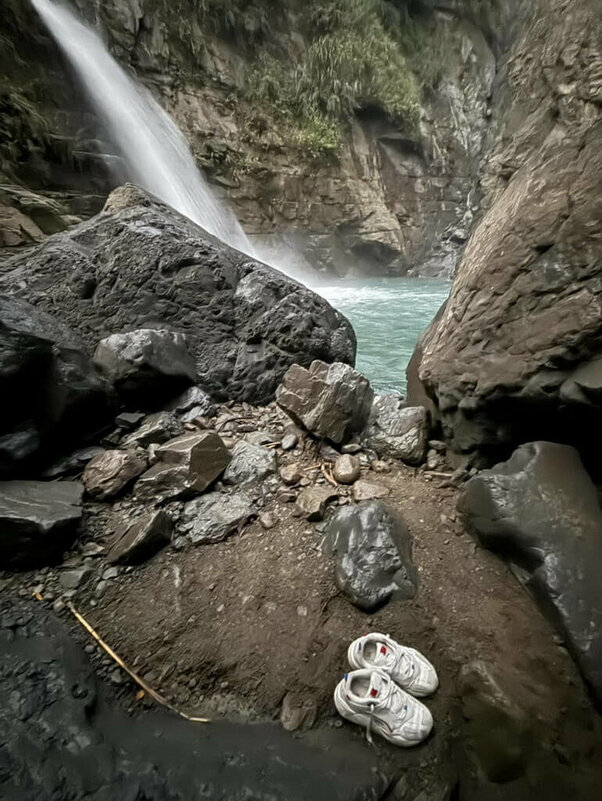 南華大學印度籍一男學生，25日疑在雲林古坑樟湖吊橋附近落水失蹤，至今搜救無果，現場發現一雙鞋子，疑似失蹤學生所有。（雲林縣消防局提供）中央社記者蔡智明傳真   114年8月26日   