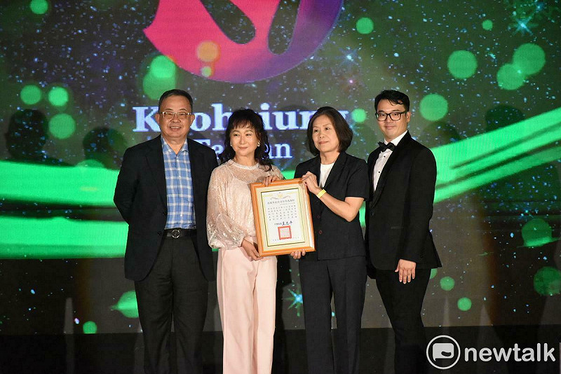 神腦國際創辦人劉永明(左二)在董事長余政憲(左一)陪同下，捐善款近百萬予高雄市消防局，由主秘劉一娟(右二)頒授感謝狀。   圖：孫家銘攝