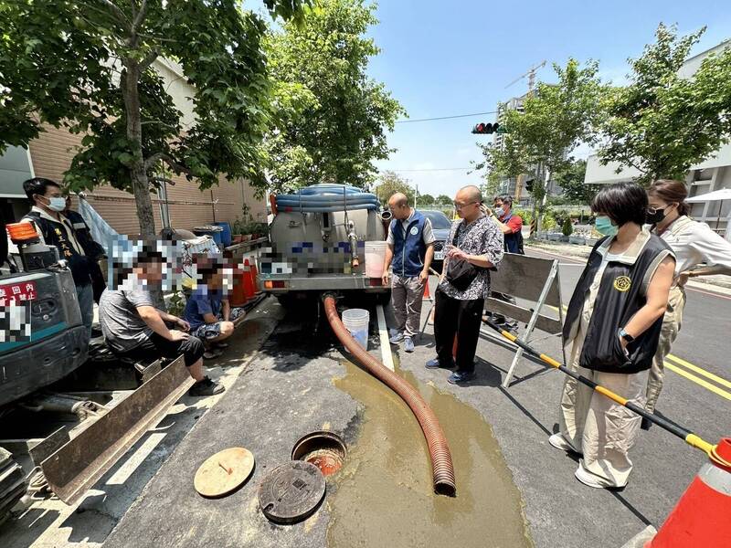 台中業者將千噸的水肥傾倒於台中市污水下水道，讓不少人擔心喝到水肥水。   圖：警方／提供