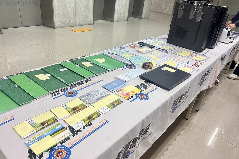 台南市刑警大隊26日宣布破獲資產管理公司涉嫌勾結詐騙集團，誘使被害人設定房地產抵押貸款，循線拘提20名嫌疑人到案，並起獲大量證物。（台南市警察局提供）中央社記者楊思瑞台南傳真  114年8月26日   