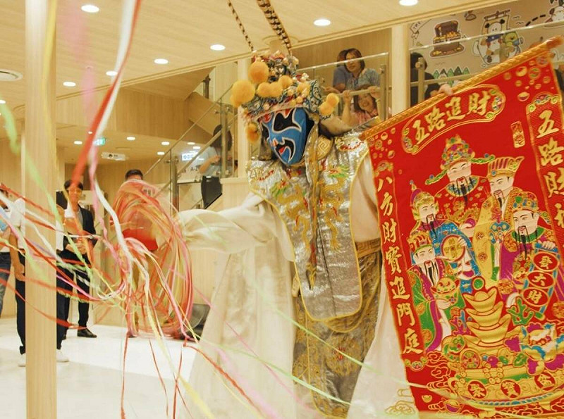 旅客可以在航程中還能欣賞變臉秀。   圖：交通部航港局／提供