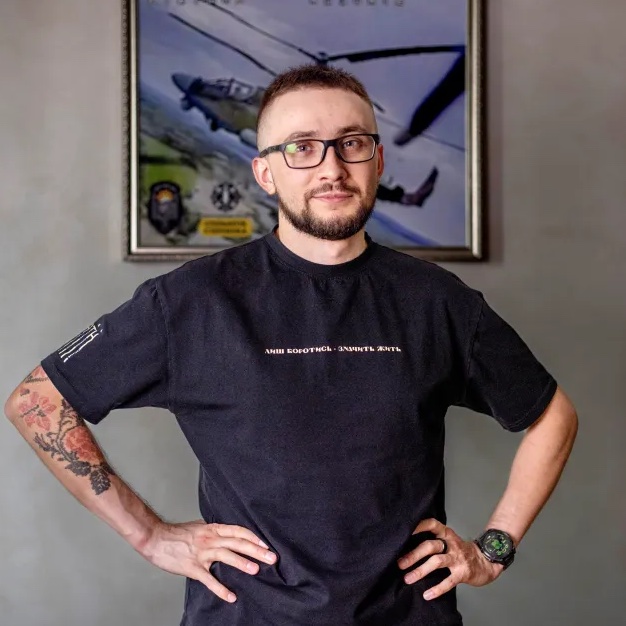 現年 30 歲的斯特恩年科因持續透過募款向烏克蘭軍方提供無人機，成為俄羅斯情報部門的暗殺目標。   圖：翻攝自 @Mylovanov X 帳號
