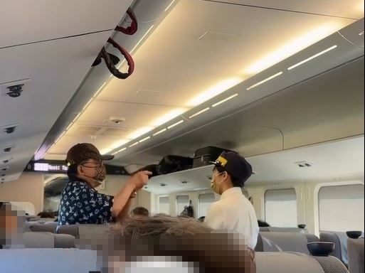 LV男於台鐵車廂與列車長爭吵，遭乘客拍下上傳。   圖：翻攝自Thread /yunnnn.20