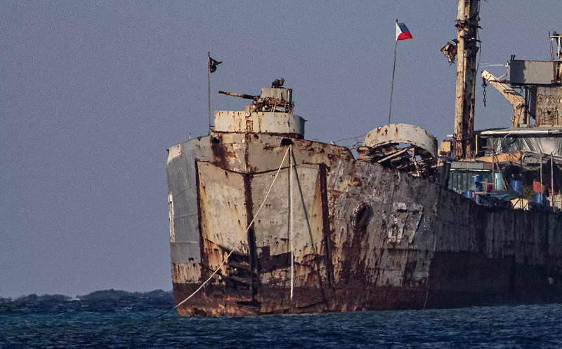 菲律賓「坐灘」仁愛礁（菲稱 Ayungin Shoal，阿雲金礁）的「馬德雷山號（BRP Sierra Madre LT-57）」中菲就此艦艇的補給問題「爭論不斷」。   圖：擷取自中國《留園網》