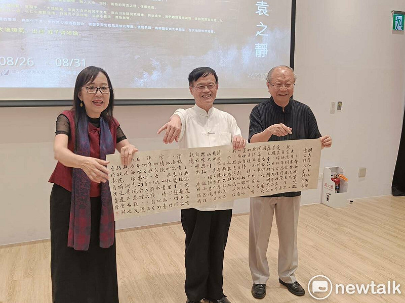 前文建會副主委洪慶峰致詞時，拿出以書法寫成的超大張講稿，成為全場另一焦點。   圖：唐復年/攝