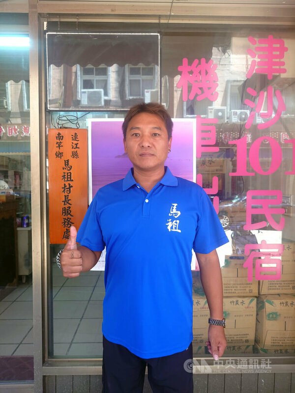 連江縣南竿鄉馬祖村長陳智偉（圖）身兼馬祖高中棒球隊總教練，他從慢速壘球「半路出家」，考取棒球裁判與教練證，執教哲學是「全力進攻、球來就打」，因為馬祖沒有明星球員，比賽更沒有容錯本錢。   圖：中央社