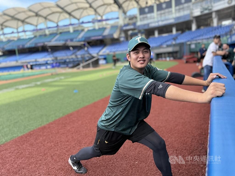 中職台鋼雄鷹隊狀元投手韋宏亮（圖）持續隨隊一軍，投手教練横田久則透露韋宏亮預計28日到二軍投1局；能否今年一軍亮相球隊抱持希望，但還是要看實際出賽狀況才能評估。中央社記者謝靜雯攝 114年8月26日   
