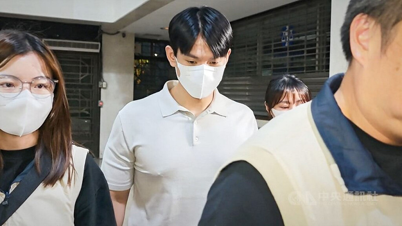 前經濟部綠能科技產業推動中心副執行長鄭亦麟（中）涉收受建商及綠能業者賄賂遭羈押禁見。（中央社檔案照片）   
