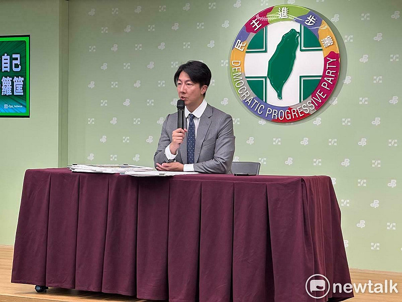 民進黨發言人吳崢召開「有嘴說人、沒臉說自己，藍營光電弊案一籮筐」記者會。   圖：高逸帆／攝