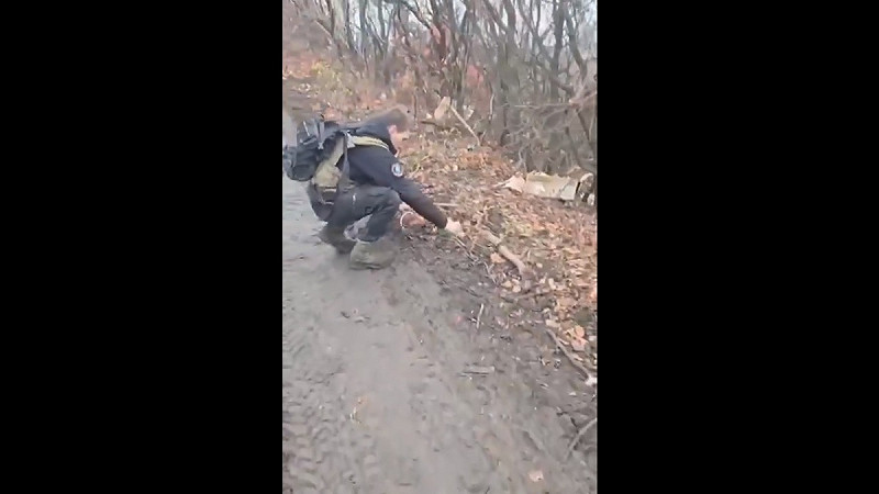 一名俄軍士兵試圖排除烏軍部署的地雷,但卻意外引爆該枚地雷。 圖:擷取自 @GrandpaRoy2 X 分享影片
