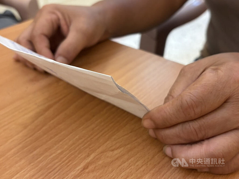 竹縣竹東鎮發生17歲少年遭虐死棄屍，於宜蘭山區尋獲遺體，少年母親寫哀悼信說，孩子身體多處受重傷，卻無能為力救援，再也等不到孩子返家，盼司法給予正義。中央社記者郭宣彣攝　114年8月27日   