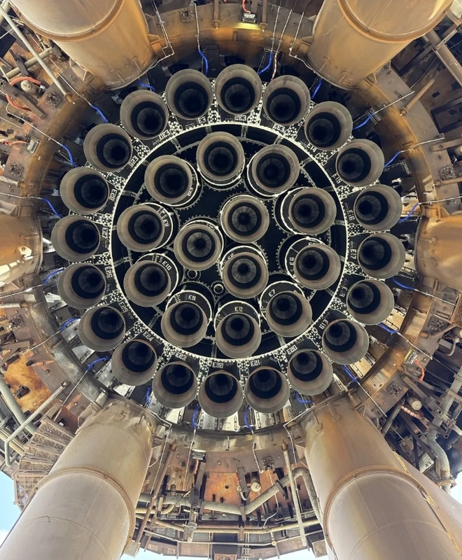 星艦底部的火箭推進噴射器。 圖 : 翻攝自 馬斯克X