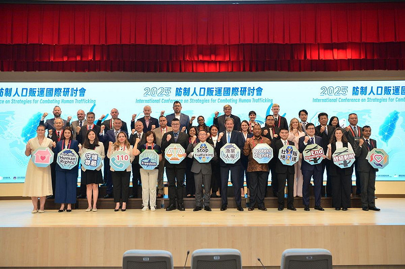 內政部政務次長馬士元今(27)日出席「2025年防制人口販運國際研討會」,與行政院政務委員林明昕、美國在台協會代理副處長牟剛強(John Morgan)等貴賓共同宣示打擊人口販運,並呼籲各國加強線上犯罪偵查及強化國際合作。 圖:內政部提供