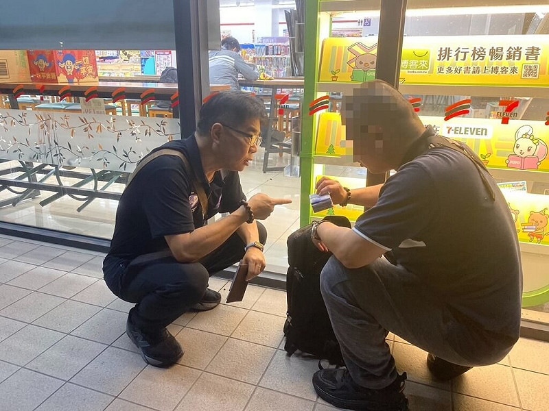 詐騙集團利用高鐵公司退票機制洗錢，擔任洗錢車手的馬來西亞陳姓男子（右）因在高鐵雲林站異常大量退票換取現金，警方獲報到場逮捕，雲林地檢署日前偵結，依詐欺取財等罪將提起公訴。　（檢方提供）　中央社記者姜宜菁傳真　114年8月27日   