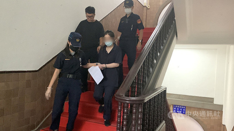 蘇姓女子（圖）被控在汽車旅館掐死2名子女案件，二審台灣高等法院27日駁回上訴，仍依2項殺人罪，判處蘇女無期徒刑。圖為蘇女之前被法警提訊出庭。中央社記者劉世怡攝 114年8月27日   
