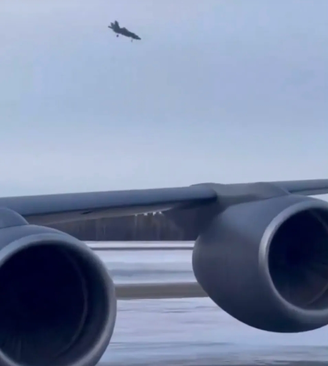 美軍一架F-35戰機2025年一月底在阿拉斯加美軍基地近乎垂直墜毀。 圖 : 影片截圖 美軍一架F-35戰機2025年一月底在阿拉斯加美軍基地近乎垂直墜毀。 圖 : 影片截圖