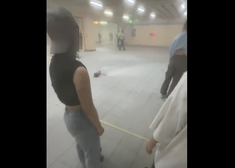 北捷板橋站出現怪男持滅火器噴灑，嚇壞練舞學生。   圖：翻攝自Threads
