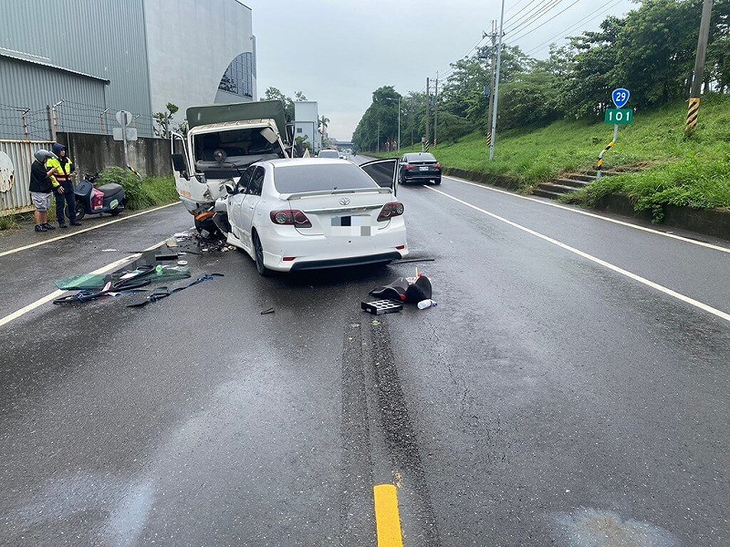 高雄莊姓女子27日中午開車行經大寮區河堤路2段時，疑打滑逆向撞上對向小貨車，莊女和乘客11歲男童、另輛車鄭姓駕駛、蕭姓乘客均受傷送醫，詳細肇因仍待釐清。（高市林園警分局提供）中央社記者洪學廣傳真 114年8月27日   