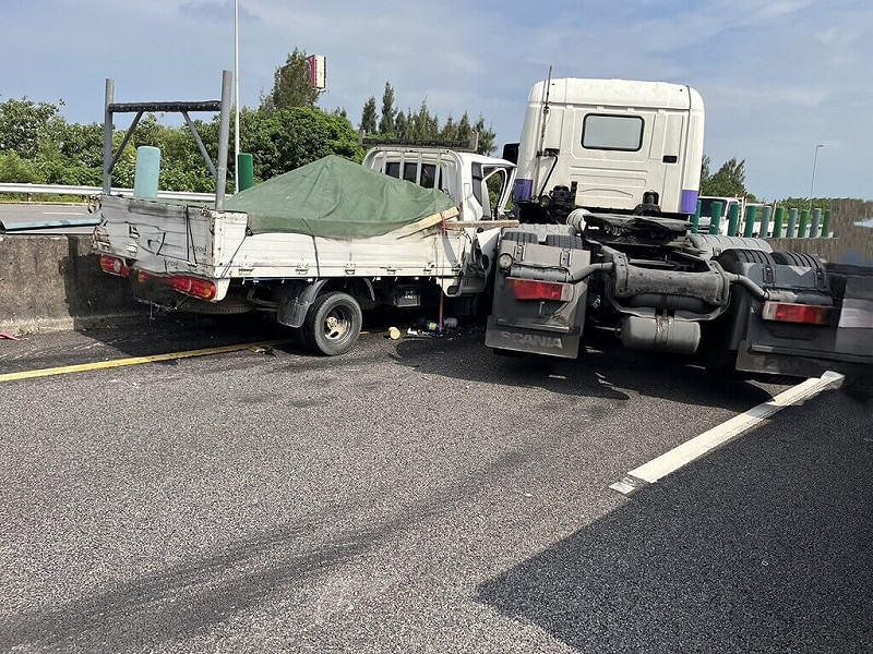 1輛曳引車27日行經國道3號北上苗栗後龍路段，因前方小客車減速閃避不及撞上並失控撞擊內側護欄，後方另輛小貨車遭夾擊在內側車道，事故造成4人受傷，其中小貨車乘客腿部骨折。（民眾提供）中央社記者管瑞平傳真 114年8月27日   