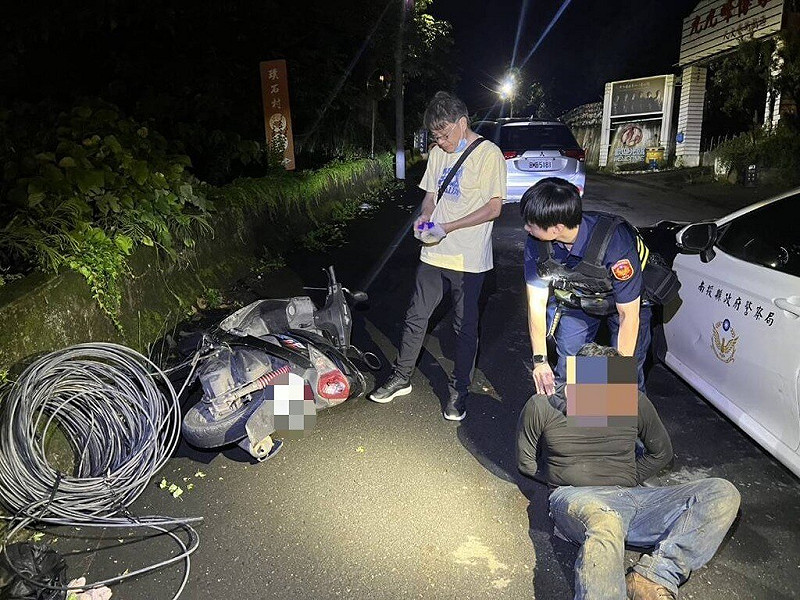 鄧姓男子在南投縣警察局埔里分局轄區竊取台電公司電線，5案得手重約270公斤電線，警方掌握作案機車，日前在草屯鎮緝獲鄧男並查扣贓證物。（民眾提供）中央社記者蕭博陽南投縣傳真 114年8月27日   