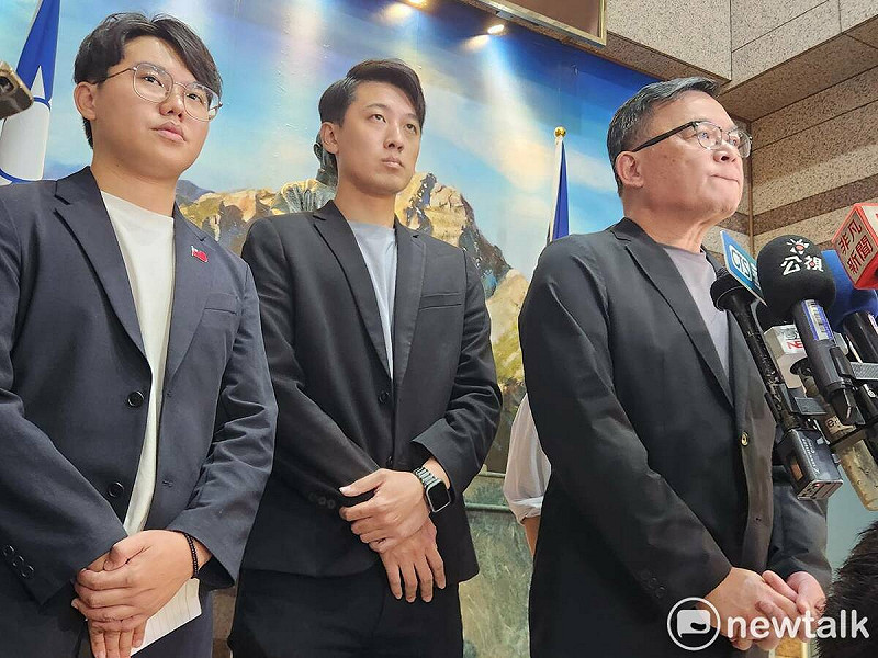 國民黨文傳會主委林寬裕(圖右)回應黨主席選舉領表、登記延後時程。 圖:黃建豪/攝