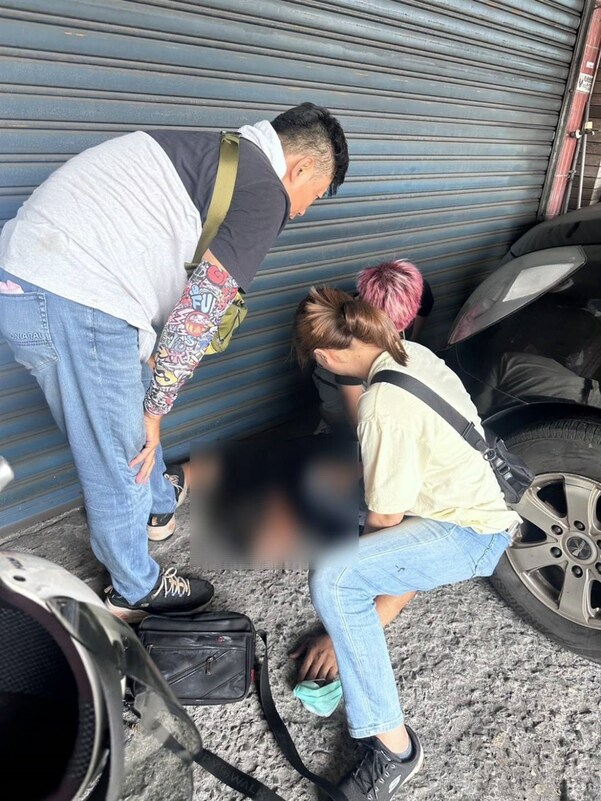 高雄警方5月9日上午追緝涉恐嚇的潘姓男子時，潘男突持槍闖入一間工廠，並恐嚇司機劫車逃逸，警方循線將潘男逮捕到案，雄檢依恐嚇、槍砲等罪起訴。（高市鳳山警分局提供）   