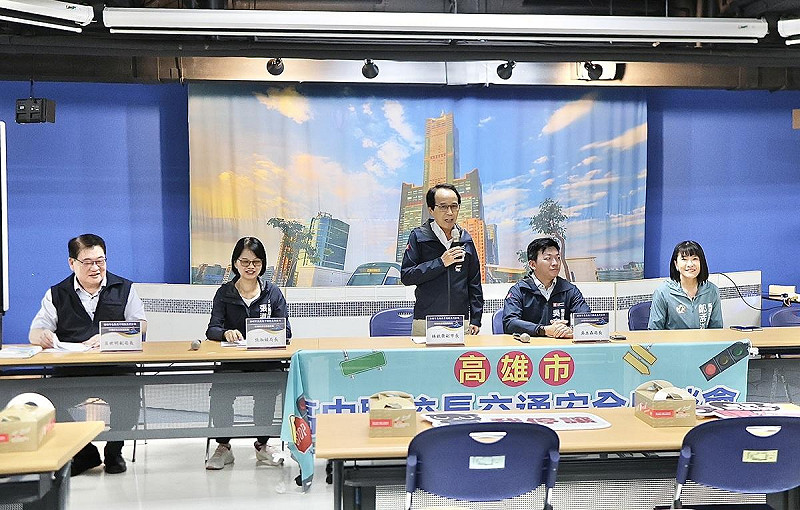 林欽榮(中)主持高中職校長交通安全座談會。 圖:高雄市教育局/提供