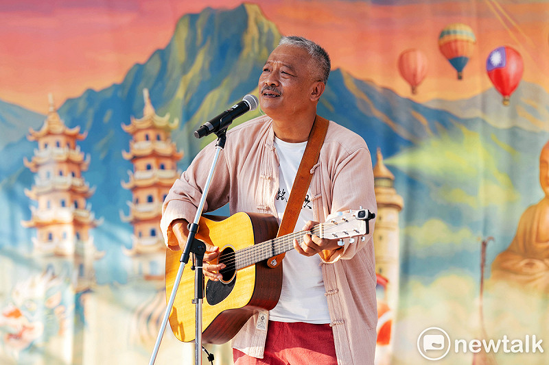 金曲歌王謝銘祐唱出「咱講的話：阿母的話」，舞台背板隱藏驚喜彩蛋，臺灣國旗也成為其中一顆臺東最受歡迎的熱氣球。   圖：文化部提供