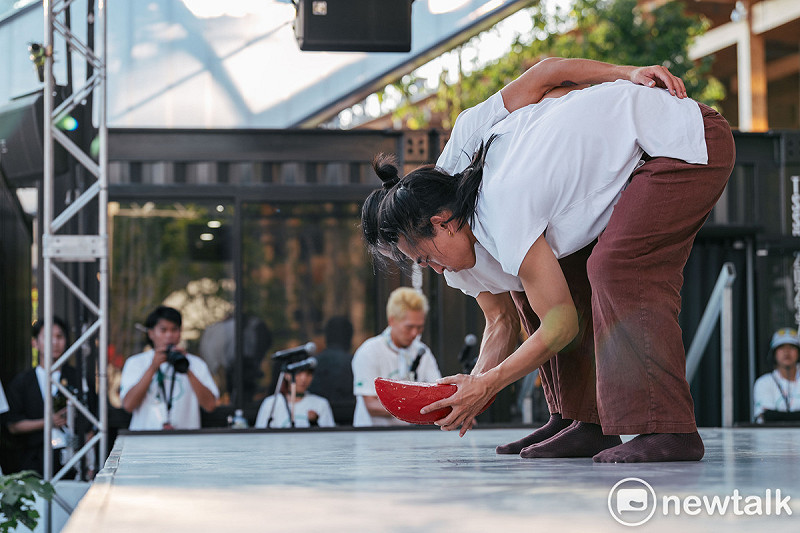 雯翔舞團「命運的安排:搏筊(選段)」以身體演繹臺灣特有向神明詢問神明心意的動作,表現人與神明相互聆聽的歷程。 圖:雯翔舞團提供