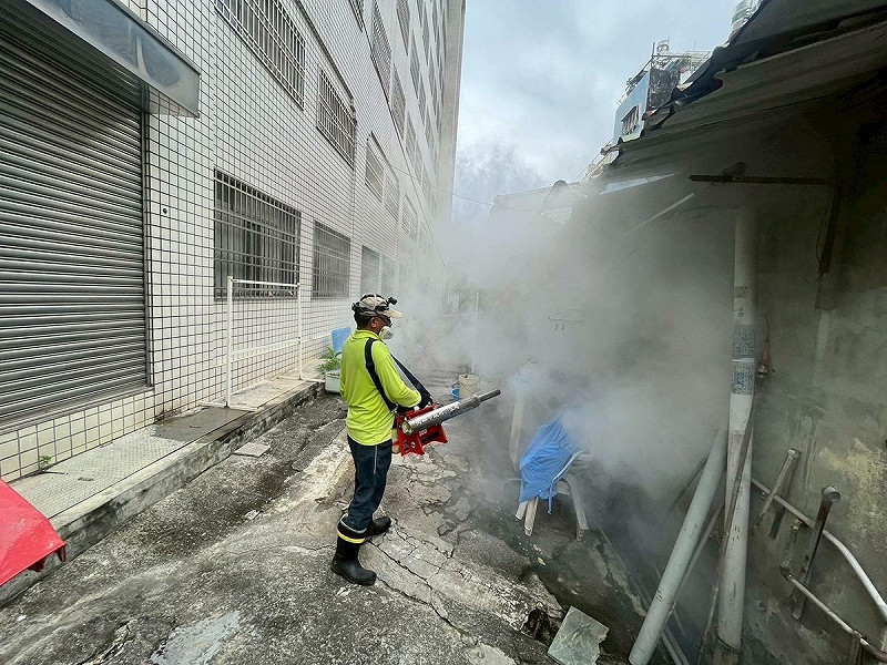 防疫團隊今持續清消，加強地毯式孳生源清除工作。   圖：高雄市衛生局/提供