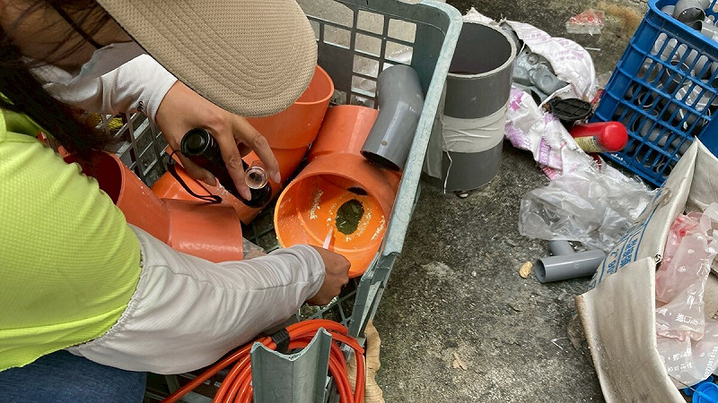 防疫團隊清理杯瓶碗罐。 圖:高雄市衛生局/提供