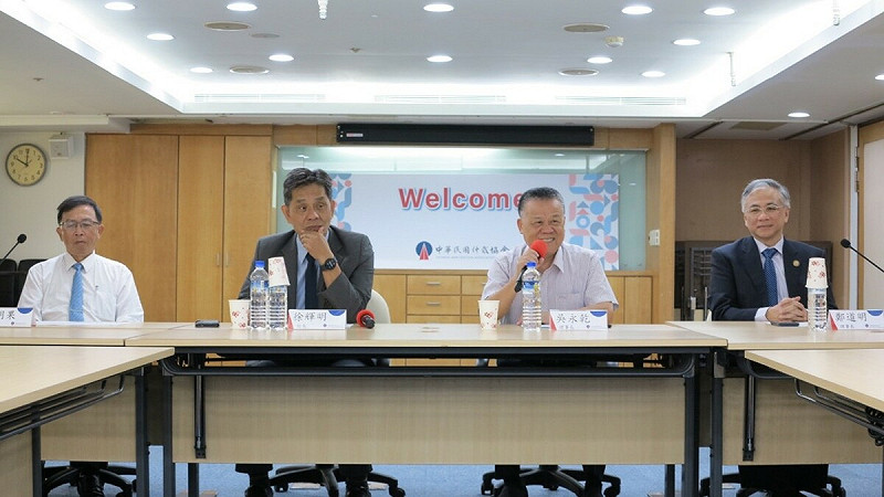中華民國仲裁協會聯手私立大學校院協進會及私立科技大學校院協進會，27日上午舉辦「從契約訂定到爭議解決-學校民事契約仲裁經驗談」座談會。左起：何明果理事長、徐輝明校長、吳永乾理事長、鄭道明理事長。   圖：中華民國仲裁協會提供