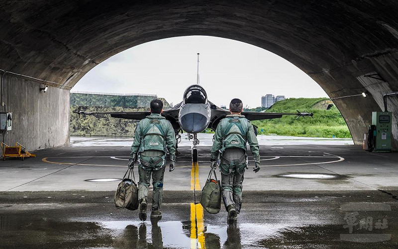 空軍第1聯隊IDF經國號戰機飛官,準備執行飛行任務。 圖:軍聞社提供