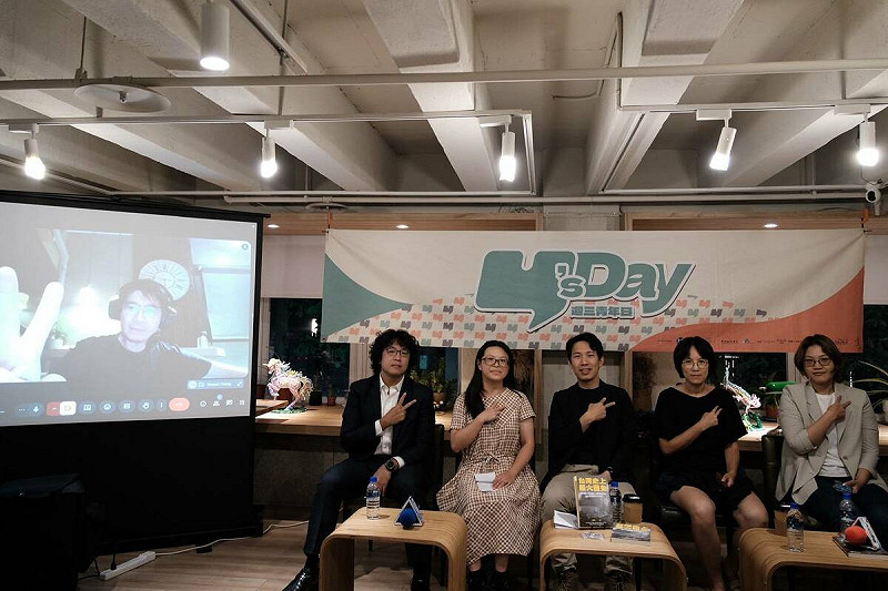 舞台上由左至右依序為沈伯洋、粘庭瑄、涂豐恩、李靡靡、郭玫岑。簡端良從花蓮連線參與。   圖：Y’s Day「週三青年日」提供