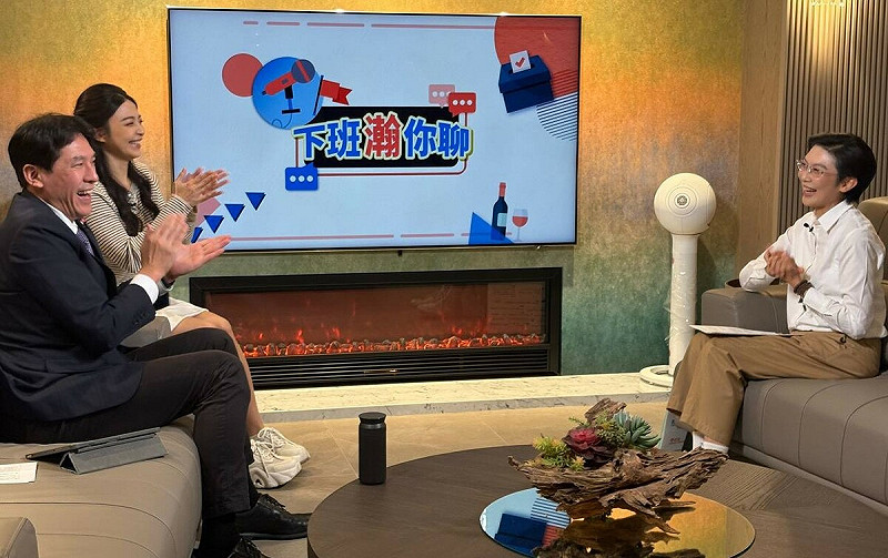 林岱樺(右)接受黃暐瀚(左)《下班瀚你聊》節目專訪。   圖：林岱樺辦公室/提供