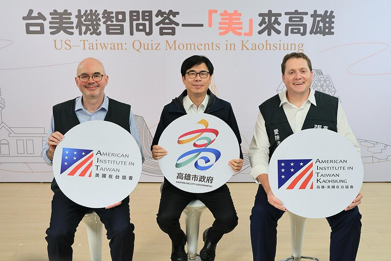 陳其邁(中)、谷立言(左)、張子霖(右)同台進行「三語機智挑戰」。   圖：高雄市行國處/提供