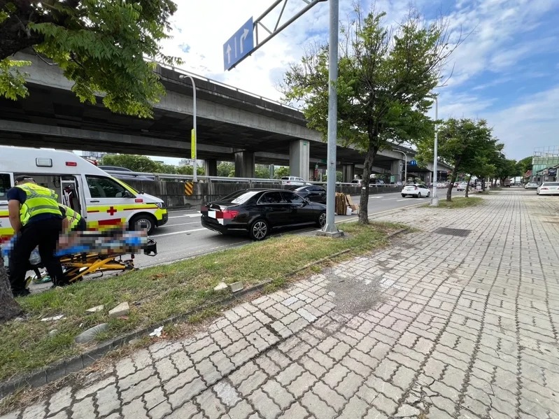 台中發生賓士車撞倒行人並輾過的車禍，遭撞婦人送醫搶救中。   圖：警方提供