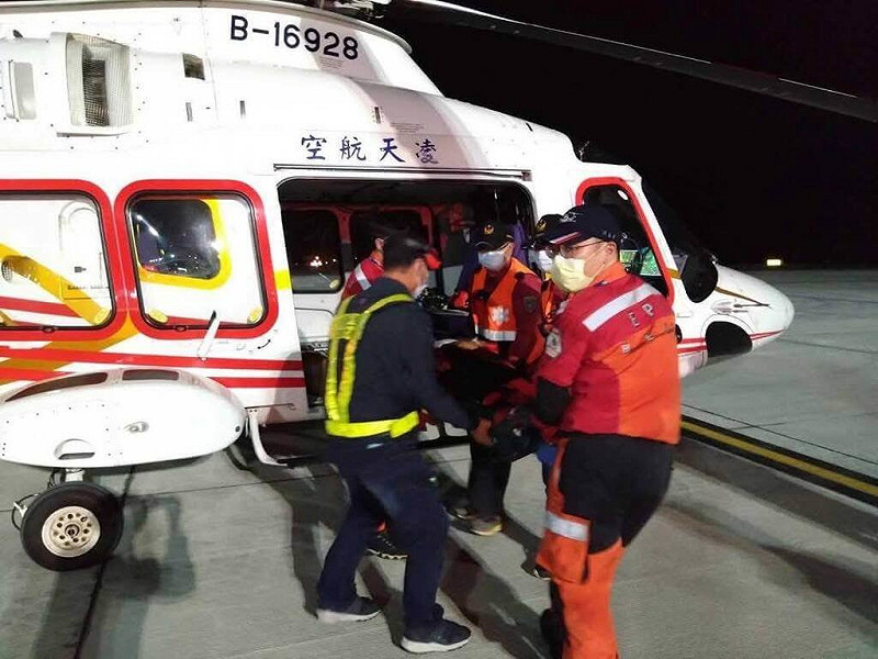一名派駐在澎湖望安鄉花嶼的郭姓消防替代役男，昨天深夜騎乘機車，疑因天色未注意而自撞路旁意外，造成腦震盪與眼眶骨折等，28日清晨由救護直升機後送至三總澎湖分院就醫，警方也展開調查釐清。（凌天航空提供） 中央社   114年8月28日   