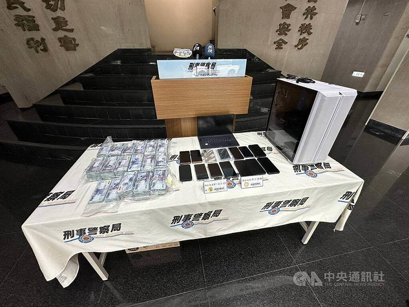 李姓男子涉嫌成立系統商，以合法公司掩護招募員工，利用人頭門號大量創設LINE帳號售予詐騙機房以假投資方式詐財，經刑事局中打循線逮捕李男等16人，並查獲現金、手機等證物。（翻攝照片）中央社記者蘇木春傳真 114年8月28日   