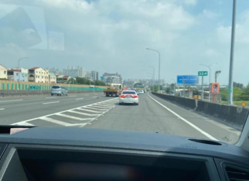 國道警察局派出紅斑馬護送救護車,以最快速度完成轉院。 圖:翻攝自臉書職業聯結車職業大貨車職業大客車拉拉隊運輸業照片影片資訊分享團