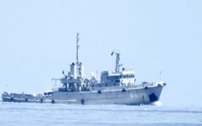 中國海軍拖船南拖 185 號也抵達仁愛礁附近，距離菲方坐灘的「馬德雷山號」登陸艦約 9 公里，並進行監測。   圖:翻攝自瑤音萬里