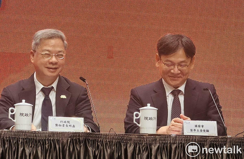 經濟部準部長龔明鑫（左）、國發會準主委葉俊顯（右）。   圖：謝莉慧／攝