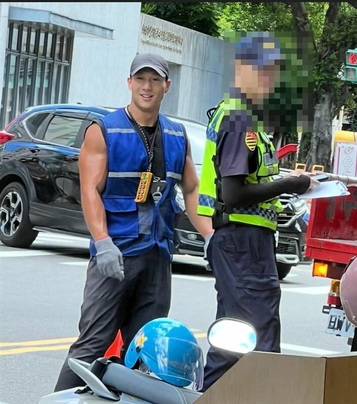 新北市一名拖吊車司機因長相帥氣與一身肌肉，在網路上爆紅。   圖：翻攝自爆廢公社