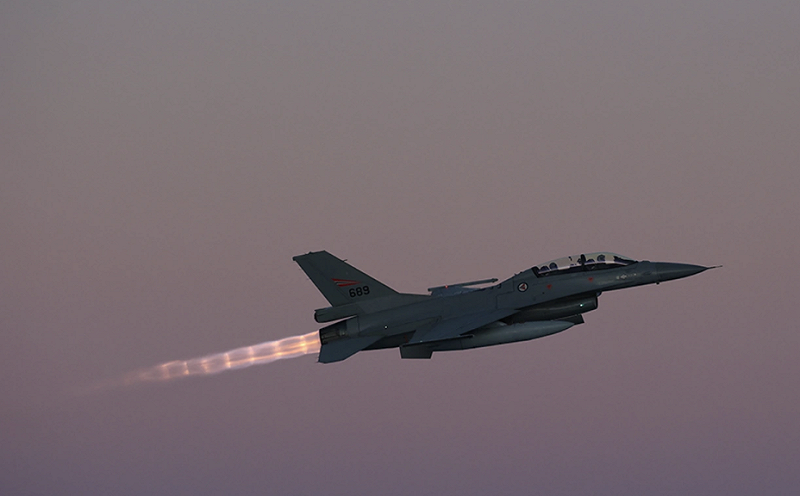 烏軍 F-16 戰機,裝載動力聯合直接攻擊彈藥(JDAM),對紅軍城附近俄軍陣地發動突襲。 圖:擷取自美國「外交關係協會」官網