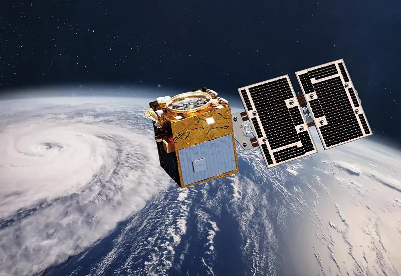 獵風者為台灣第一顆自製氣象衛星，2023年10月升空入軌，2024年5月釋出風速資料，今年8月起資料升級，增加風速資料豐富度及精準度，有助提升氣象預報準確度。(圖為獵風者衛星在軌模擬圖）   圖：TASA／提供